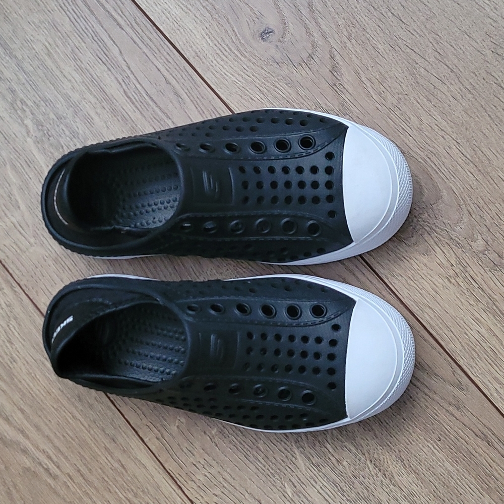 Skechers Boys size 11 Slip Ons Black White